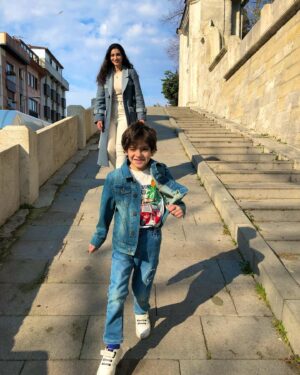 Özge Törer Instagram - İyi ki doğdun küçük sevgilim🤍Hayatımıza katıldığın güne şükürler olsun🙏  Biz hep arkanda olucaz ablacım ve koca adam olduğunda bi çok şey anlatacağız sana🙈bu da burda hatıra kalsın minik serçeme..❤️❤️👼🏻