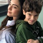 Özge Törer Instagram - İyi ki doğdun küçük sevgilim🤍Hayatımıza katıldığın güne şükürler olsun🙏 Biz hep arkanda olucaz ablacım ve koca adam olduğunda bi çok şey anlatacağız sana🙈bu da burda hatıra kalsın minik serçeme..❤️❤️👼🏻
