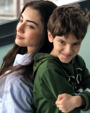 Özge Törer Instagram - İyi ki doğdun küçük sevgilim🤍Hayatımıza katıldığın güne şükürler olsun🙏  Biz hep arkanda olucaz ablacım ve koca adam olduğunda bi çok şey anlatacağız sana🙈bu da burda hatıra kalsın minik serçeme..❤️❤️👼🏻