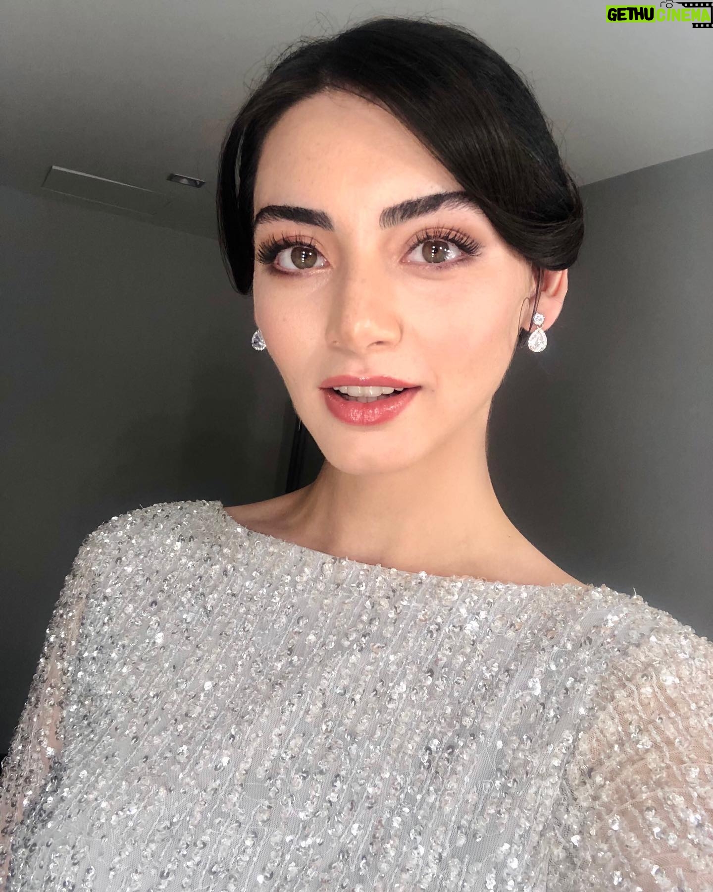 Özge Törer - 453.4K Likes -
