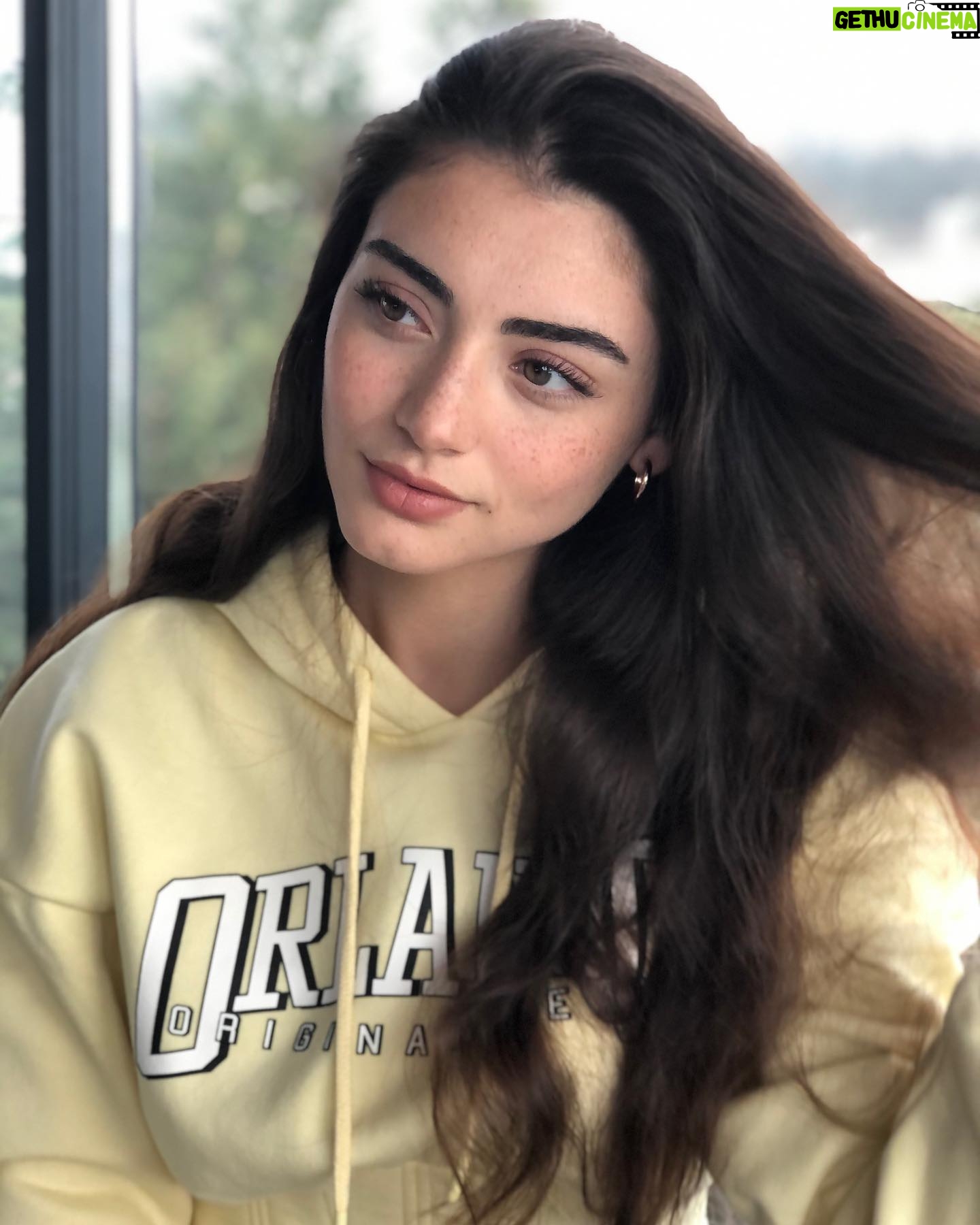 Özge Törer - 323K Likes - 🌼