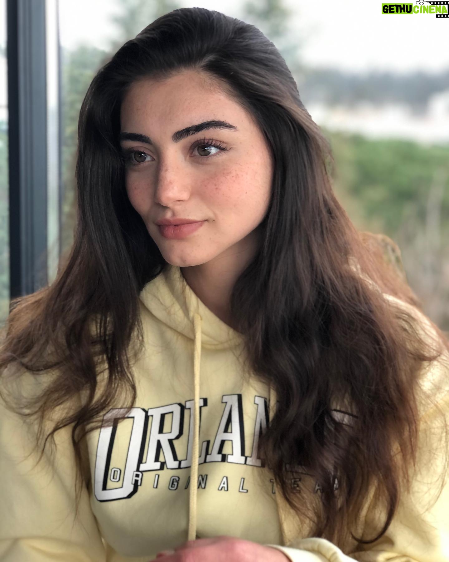 Özge Törer - 323K Likes - 🌼