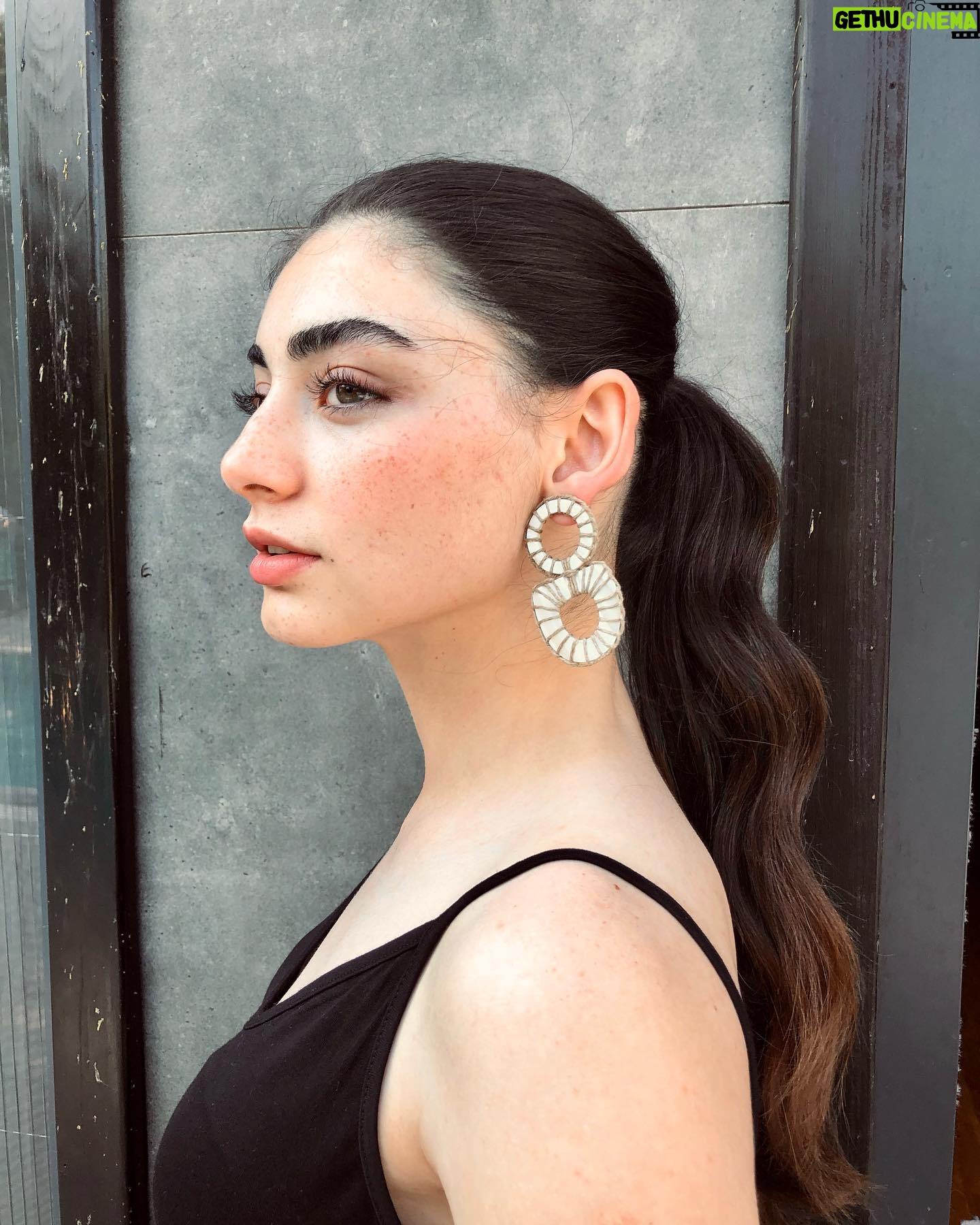Özge Törer - 366.9K Likes - Biraz sükût-düş-huzur