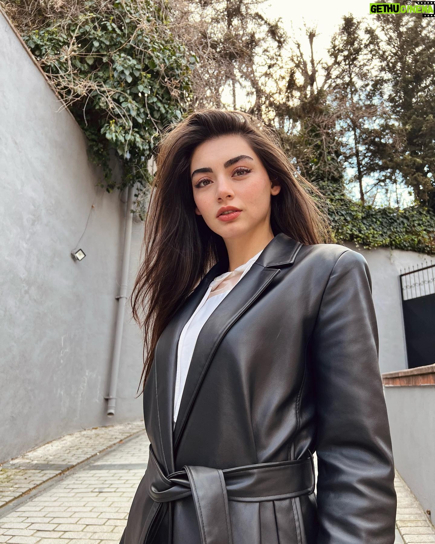 Özge Törer - 601.1K Likes - 🌤️