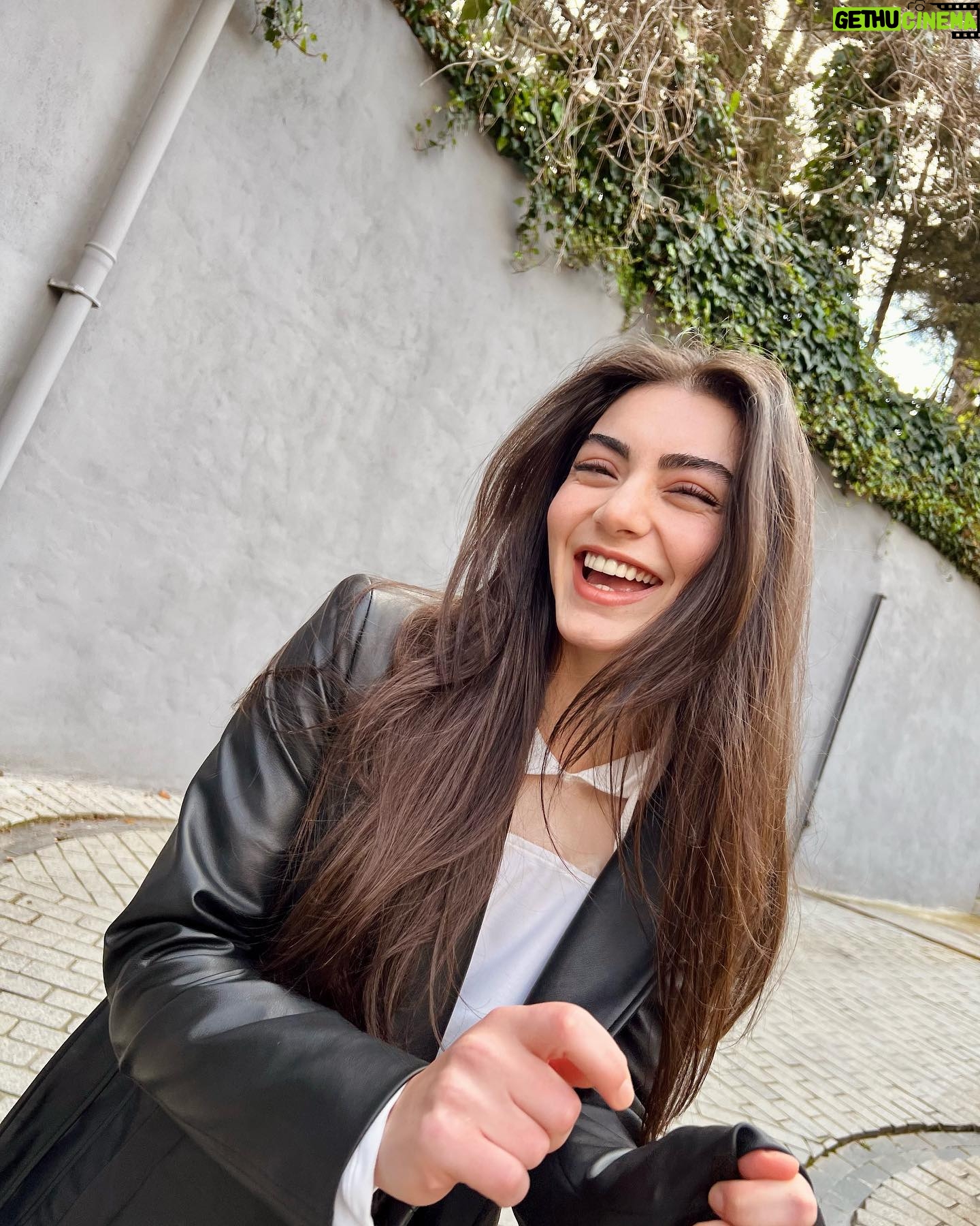 Özge Törer - 601.1K Likes - 🌤️