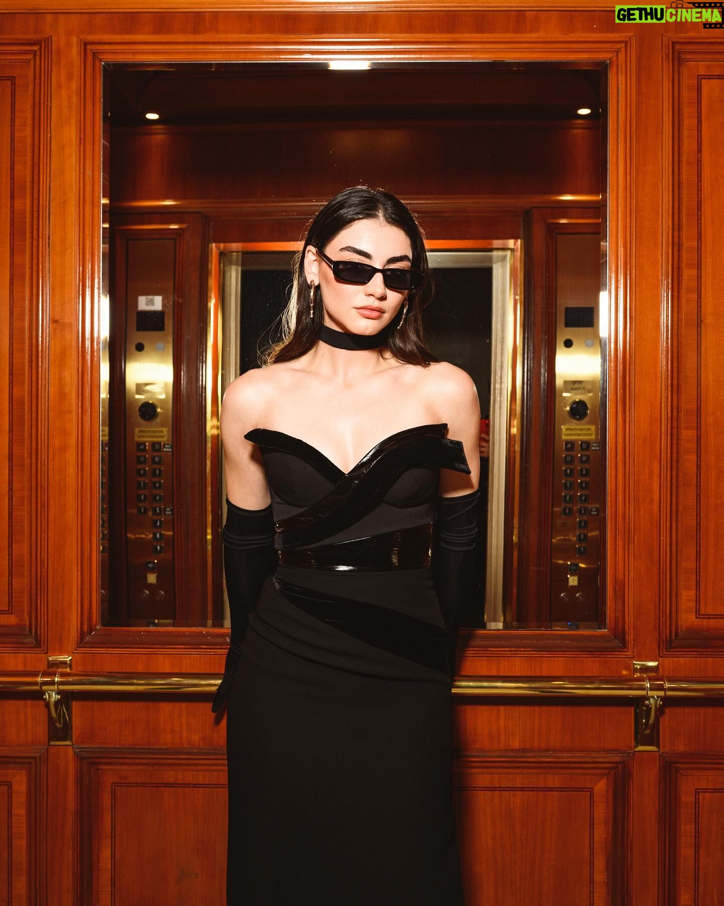 Özge Törer - 296.2K Likes - Çok güzel bir geceyi geride bırakırken heyecanıma ortak olduğunuz ve bu kadar iyi hissetmemi sağladığınız için çok teşekkür ederim ❤️
Photos 📸 @eneskahraman
Styling @furkancelik3
Styling Assistant @merrvemuttlu
Dress @museumoffineclothing @edagungor1
Accessories @jaagravii
Hair @sertac_kolay
Makeup @bencetugba
Management @ontalent.tr
Special Thanks @enesselcotur
#işbirliği