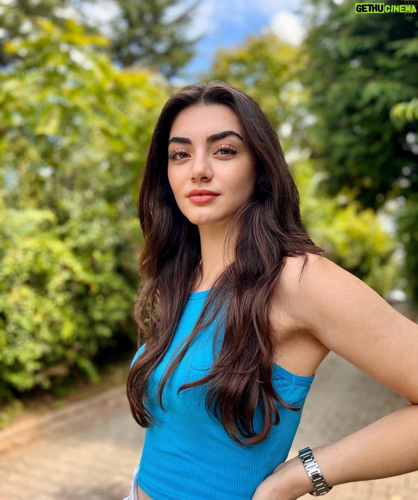 Özge Törer - 384.3K Likes -