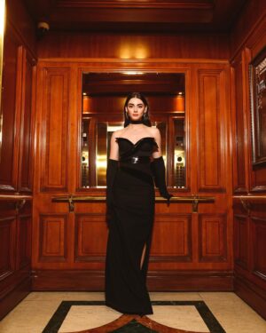 Özge Törer Instagram - Çok güzel bir geceyi geride bırakırken heyecanıma ortak olduğunuz ve bu kadar iyi hissetmemi sağladığınız için çok teşekkür ederim ❤️ 

Photos 📸 @eneskahraman 
Styling @furkancelik3 
Styling Assistant @merrvemuttlu 
Dress @museumoffineclothing @edagungor1 
Accessories @jaagravii 
Hair @sertac_kolay 
Makeup @bencetugba 
Management  @ontalent.tr 
Special Thanks  @enesselcotur
#işbirliği