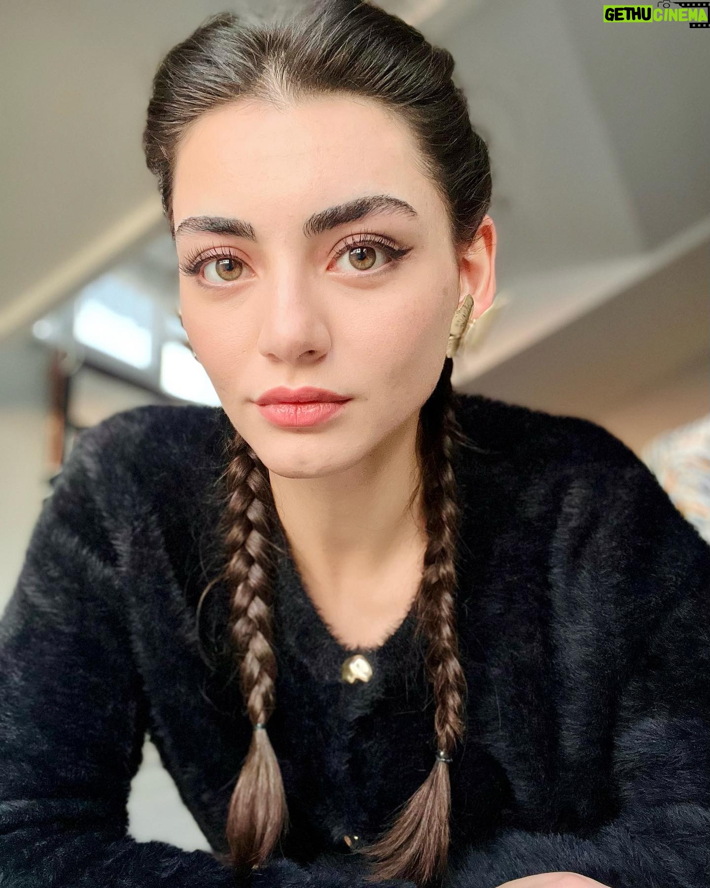 Özge Törer - 608.8K Likes - 🦋