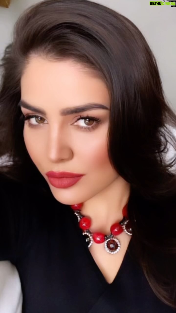 Özlem Balcı Instagram - Hiç kimseye hesap sormam ben! Meseleyi çirkinleştirmem;) Sessizce kendimi çekerim her şeyden… Varsın karşı taraf kendini haklı zannetsin😎 Benim olayım, haklı çıkmak değil; HUZUR bulmak🤍🤲
