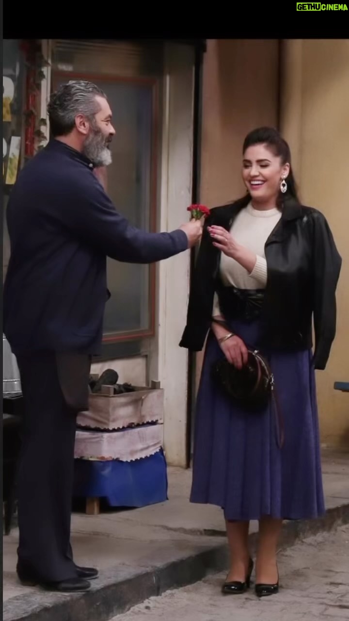 Özlem Balcı Instagram - Hafta içi her gün Trt 1 ekranlarında Seksenler dizisi tekrarları ile evlerinize misafir olmaya devam ediyoruz🎬👏
