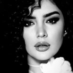 Özlem Balcı Instagram - Kalbin güzelse, başka güzellik isteme… Kaderin gülüyorsa, her gülen yüze itibar etme… Karakterin güvenliyse, kaftanına hiç güvenme… Çok söz yalansız, çok mal haramsız olmaz derler… Kamburun yoksa, kafeste değilsen, kim ne demiş, niye demiş, neden demiş asla önemseme: Gör geç, bil geç, durma geç…Hayırlı cumalarımız olsun inşallah… i.U.Y 🐺