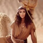 Özlem Balcı Instagram - İşini halledecek ilmi ara. Can bedenden çıkmadan ara. Var görünen yoğu koy bir kenara. Yok görünen varı, durma, ara. Hz. Mevlâna