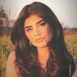 Özlem Balcı Instagram - Birine söylediğin bir söz, yaptığın bir iyilik uçup gitmiyor ki. Birini güldürdün mü mesela uçup gitmiyor ki yanağında izi kalıyor, belki bin yıl... Bir Demet Tiyatro