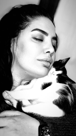 Özlem Balcı Instagram - Ey oğul …
Öyle insanlar göreceksin ki ;
Koyunu yemek için 
Tilkiyle plan yapacaklar
Kurtla birlikte öldürecekler 
Çobanla birlikte yiyecekler 
Sahibiyle birlikte yas tutacaklar
Hiç bir şey olmamış gibi davranacaklar