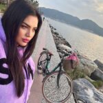 Özlem Balcı Instagram - Kapitalizm bisikleti sevmez. Çünkü bisiklet sürmek ekonomi için kötüdür. Bisiklet süren insan otomobil almaz, akaryakıt almaz, kasko yaptırmaz, motorlu taşıt vergisi ödemez, arabayı servise götürmez, yedek parça satın almaz ve işin kötü tarafı sağlıklı olur. —Morgan FREEMAN