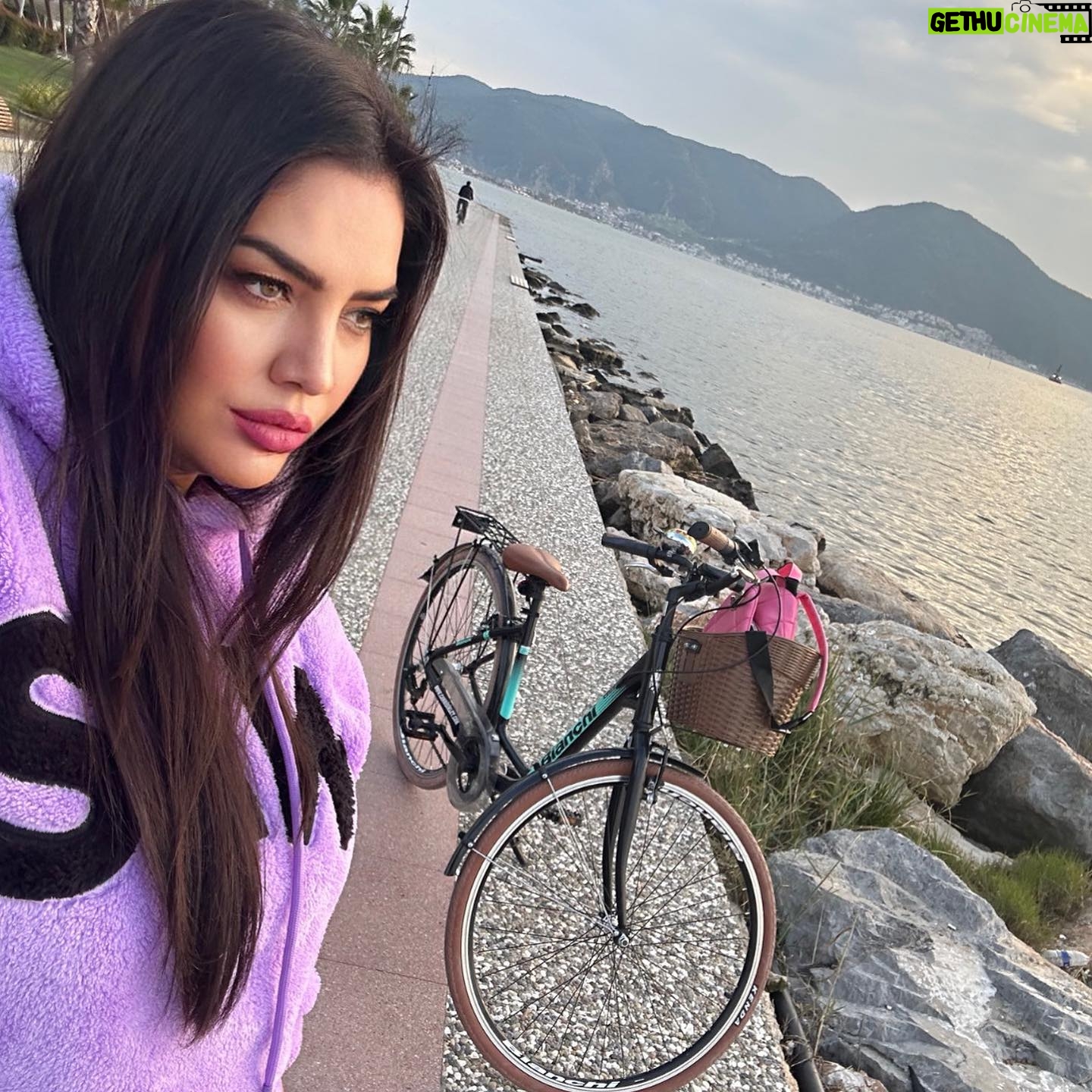 Özlem Balcı Instagram - Kapitalizm bisikleti sevmez. Çünkü bisiklet sürmek ekonomi için kötüdür. Bisiklet süren insan otomobil almaz, akaryakıt almaz, kasko yaptırmaz, motorlu taşıt vergisi ödemez, arabayı servise götürmez, yedek parça satın almaz ve işin kötü tarafı sağlıklı olur. —Morgan FREEMAN