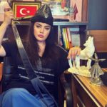 Özlem Balcı Instagram - Hilâle benzer kaşları Bir ok gibi bakışları Tûran gözlerinde saklı Gönlündeki yiğit Yâri 🇹🇷🌹🇹🇷