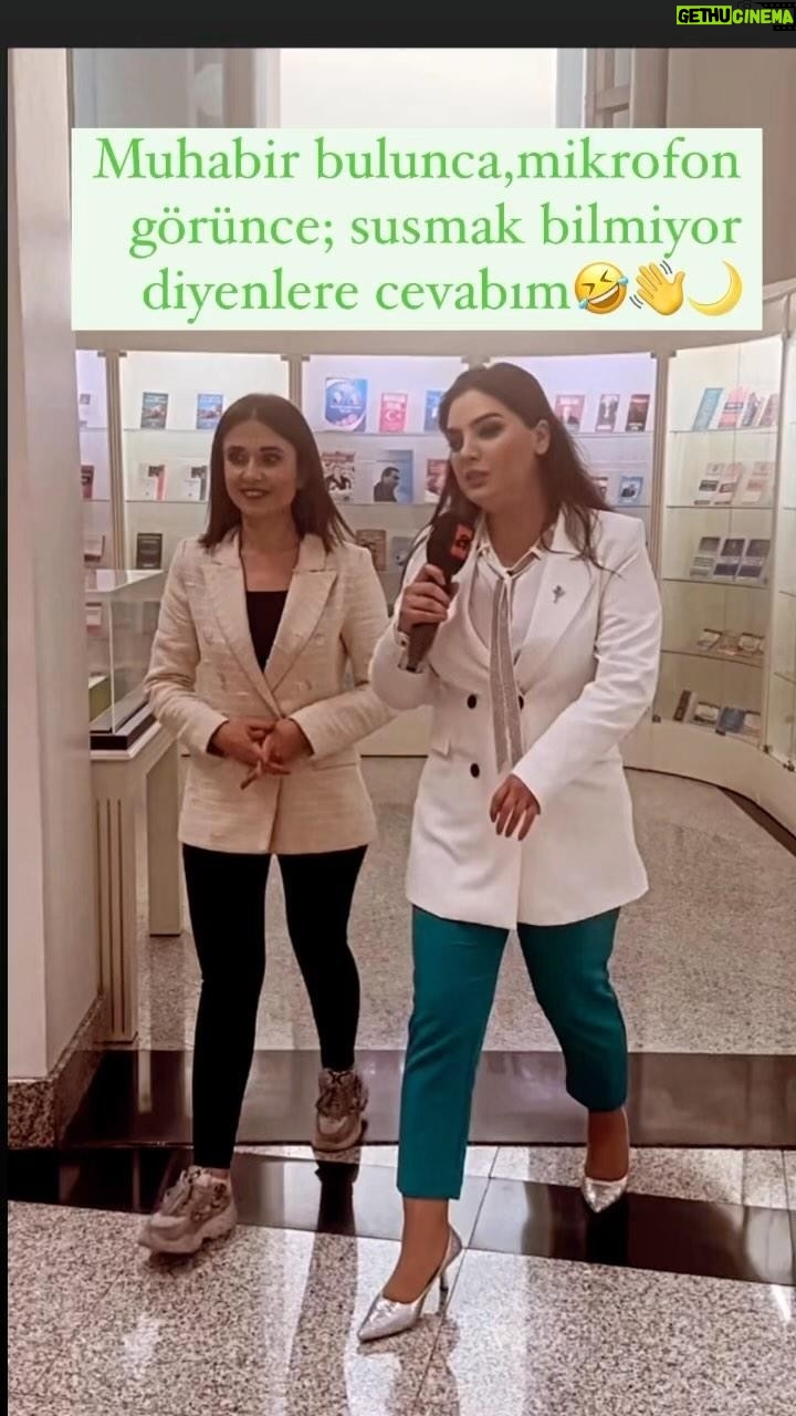Özlem Balcı Instagram - Eski mesleğim muhabirlik olunca bendeki hele hele tripler😁 🎥🎥🎥 Röportaj yapmak isteyen muhabir yine bana mikrofonu kaptırınca😎😁 🎤🎤🎤