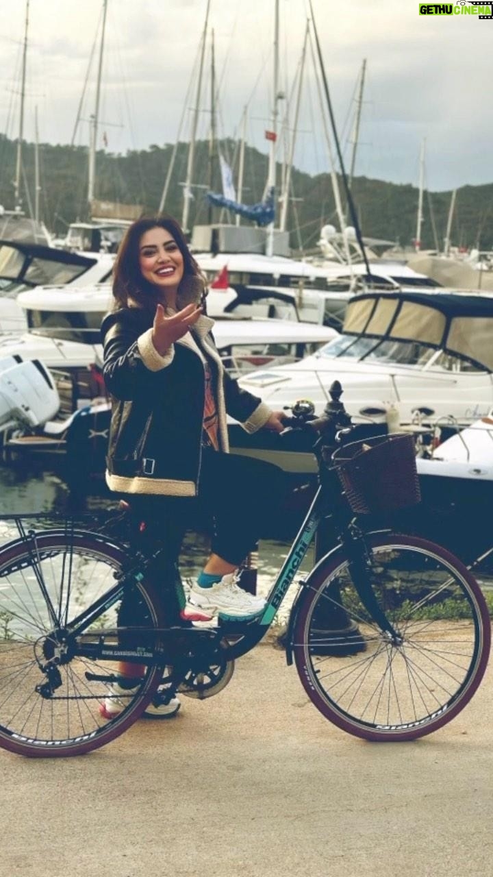 Özlem Balcı Instagram - Tam üzülecek gibi oluyorum sonra birden aklıma Fethiye’de yaşadığım geliyor, vazgeçiyorum😎👋❤️