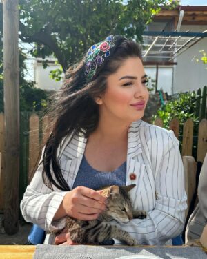 Özlem Balcı Instagram - Sokakta yaşayan tüm canlıların yalnızlığını hissedip; sahipsiz olan sessiz kulların sesi olacağıma ve hayvan haklarını savunacağıma SÖZ VERİYORUM! 
#muğlanınözlemi #mhp #yörükkızı #sözveriyorum #sokakhayvanları #elelemeclise #hayditürkiye #sırasende 🇹🇷🇹🇷🇹🇷