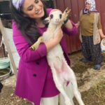 Özlem Balcı Instagram - Sokakta yaşayan tüm canlıların yalnızlığını hissedip; sahipsiz olan sessiz kulların sesi olacağıma ve hayvan haklarını savunacağıma SÖZ VERİYORUM! #muğlanınözlemi #mhp #yörükkızı #sözveriyorum #sokakhayvanları #elelemeclise #hayditürkiye #sırasende 🇹🇷🇹🇷🇹🇷