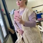 Özlem Balcı Instagram – Bir sinema filmi için çekilmiş fotoğrafın anlattığı şu; 
Sınavlarda yanlışların doğruyu götürmesi ahlaken yanlıştır. Çünkü doğru sabittir, yanlış geçicidir.Doğruluk ne olursa olsun cezalandırılmaz; ödüllendirilir…💣