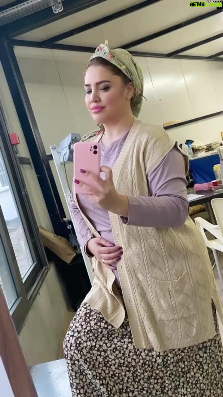 Özlem Balcı Instagram - Bir sinema filmi için çekilmiş fotoğrafın anlattığı şu; Sınavlarda yanlışların doğruyu götürmesi ahlaken yanlıştır. Çünkü doğru sabittir, yanlış geçicidir.Doğruluk ne olursa olsun cezalandırılmaz; ödüllendirilir…💣