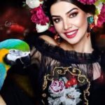 Özlem Balcı Instagram - Ey dost, gel etme, yarın var günlerin ardında. İyilikle kötülük gün gibi aşikâr, ortada. Âşıklık yolunda olur mu reva. Ben düz derim, sen eğri; oldu mu ya? Hz. Mevlâna