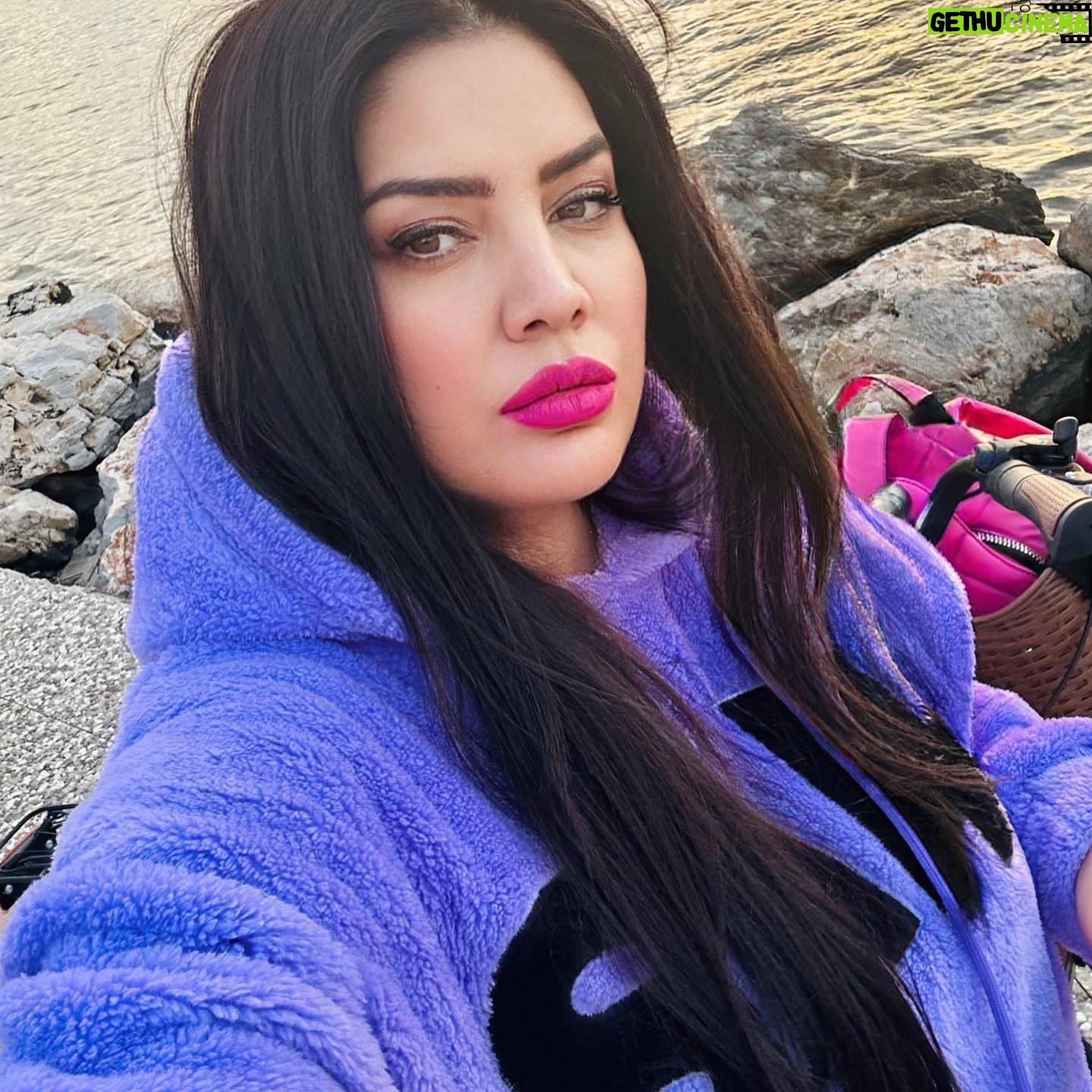 Özlem Balcı Instagram - Kapitalizm bisikleti sevmez. Çünkü bisiklet sürmek ekonomi için kötüdür. Bisiklet süren insan otomobil almaz, akaryakıt almaz, kasko yaptırmaz, motorlu taşıt vergisi ödemez, arabayı servise götürmez, yedek parça satın almaz ve işin kötü tarafı sağlıklı olur. —Morgan FREEMAN