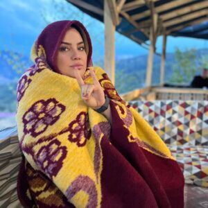 Özlem Balcı Instagram - Yayla köylerini ilmek ilmek dokuduk.. Garabel yaylasında 1300 rakım eşliğinde günü sonlandırıyoruz.😊

Yine çok güzeldin Seydikemer❤️ #oylarmhpye