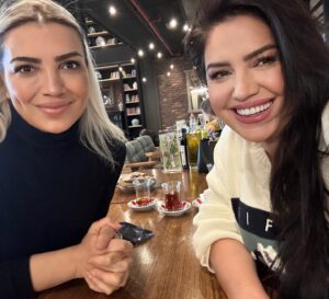 Özlem Balcı Instagram - Yoğun geçen seçim çalışmalarımız sonrası kısa bir mola verdik🇹🇷 Ve yola devam ikinci turda sayın cumhurbaşkanımız @rterdogan ile #omuzomuza birlikteyiz🙏 @nurtugbaaktay @dbdevletbahceli