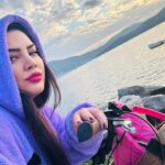 Özlem Balcı Instagram - Kapitalizm bisikleti sevmez. Çünkü bisiklet sürmek ekonomi için kötüdür. Bisiklet süren insan otomobil almaz, akaryakıt almaz, kasko yaptırmaz, motorlu taşıt vergisi ödemez, arabayı servise götürmez, yedek parça satın almaz ve işin kötü tarafı sağlıklı olur. —Morgan FREEMAN