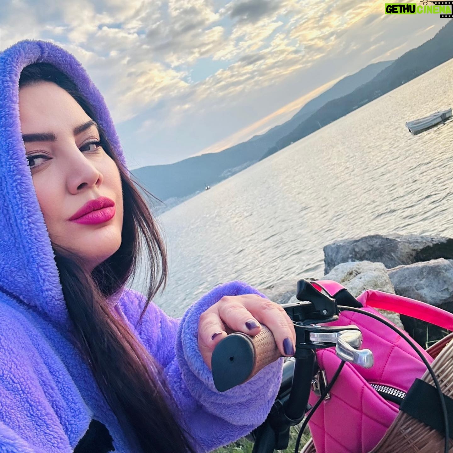 Özlem Balcı Instagram - Kapitalizm bisikleti sevmez. Çünkü bisiklet sürmek ekonomi için kötüdür. Bisiklet süren insan otomobil almaz, akaryakıt almaz, kasko yaptırmaz, motorlu taşıt vergisi ödemez, arabayı servise götürmez, yedek parça satın almaz ve işin kötü tarafı sağlıklı olur. —Morgan FREEMAN