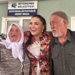Özlem Balcı Instagram – Seydikemerde çalmadık kapı girmedik ev bırakmadık dağ taş her yeri gezdik nice gönüller tanıdık kalpleri ısıttık güldük ağladık…
Durmak yok yola devam yörük kızı pes etmez🇹🇷❤️🌹🧿