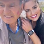 Özlem Balcı Instagram - Bu adam benim babam; emekli gece bekçisidir kendileri, yani ‘devletin azı dişiyim ben’ der;) Evet tam altı çocuk büyütmüş en küçükleri ben…Yeni yıla girerken yanımda annem babam varya başka bişey istemem💓🤲🌹Aile ile geçirilen zaman en kıymetlisidir🍀🌺