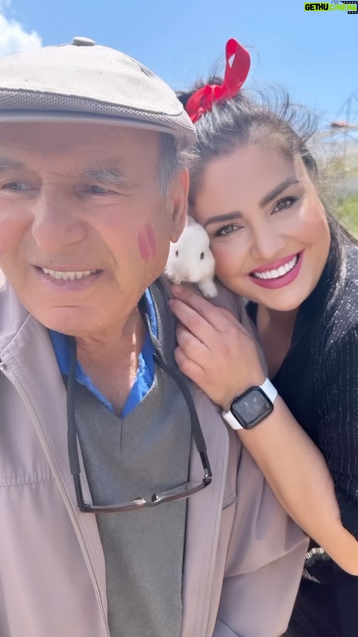 Özlem Balcı Instagram - Bu adam benim babam; emekli gece bekçisidir kendileri, yani ‘devletin azı dişiyim ben’ der;) Evet tam altı çocuk büyütmüş en küçükleri ben…Yeni yıla girerken yanımda annem babam varya başka bişey istemem💓🤲🌹Aile ile geçirilen zaman en kıymetlisidir🍀🌺