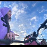Özlem Balcı Instagram - Kapitalizm bisikleti sevmez. Çünkü bisiklet sürmek ekonomi için kötüdür. Bisiklet süren insan otomobil almaz, akaryakıt almaz, kasko yaptırmaz, motorlu taşıt vergisi ödemez, arabayı servise götürmez, yedek parça satın almaz ve işin kötü tarafı sağlıklı olur. —Morgan FREEMAN