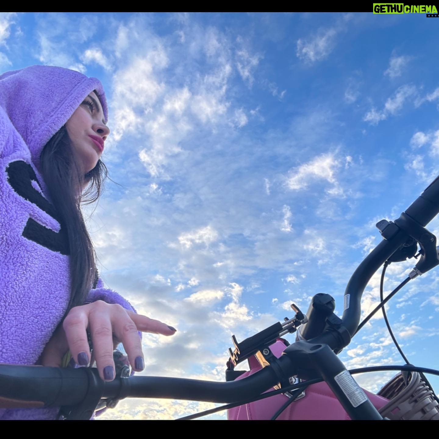 Özlem Balcı Instagram - Kapitalizm bisikleti sevmez. Çünkü bisiklet sürmek ekonomi için kötüdür. Bisiklet süren insan otomobil almaz, akaryakıt almaz, kasko yaptırmaz, motorlu taşıt vergisi ödemez, arabayı servise götürmez, yedek parça satın almaz ve işin kötü tarafı sağlıklı olur. —Morgan FREEMAN