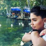 Özlem Balcı Instagram - Paşa dedemlerden kalma konakta, mürebbiyemden piyano dersi alarak büyümüş bir hanımefendi gibi davranmam sizi yanıltmasın😉 Hepinizi doğrarım sabaha hiç bişey hatırlamam😆😎