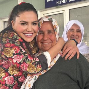 Özlem Balcı Instagram - Seydikemerde çalmadık kapı girmedik ev bırakmadık dağ taş her yeri gezdik nice gönüller tanıdık kalpleri ısıttık güldük ağladık…
Durmak yok yola devam yörük kızı pes etmez🇹🇷❤️🌹🧿