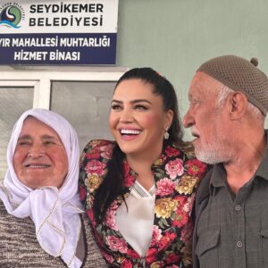Özlem Balcı Instagram - Seydikemerde çalmadık kapı girmedik ev bırakmadık dağ taş her yeri gezdik nice gönüller tanıdık kalpleri ısıttık güldük ağladık…
Durmak yok yola devam yörük kızı pes etmez🇹🇷❤️🌹🧿