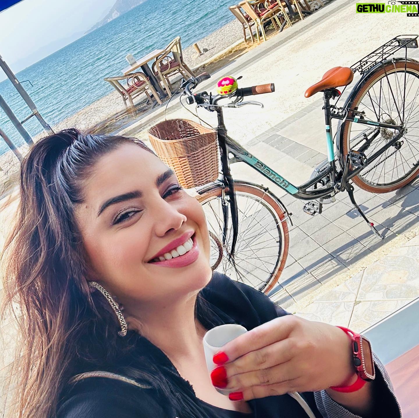 Özlem Balcı Instagram - 1.foto: Yine mi çiçek😎 2.foto: Yine 🌹