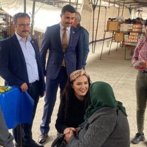 Özlem Balcı Instagram - Bugün sabah çok erken saatten itibaren geceye kadar seçim çalışmamızda yanımızda olan Muğla Ülkü Ocakları Başkanımız @sametyuce.48 ve tüm ekibine çok teşekkürler 🇹🇷🇹🇷🇹🇷 Kutlu davamızda halkımızın gönlünde olmak gurur verici🧿🌹