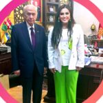 Özlem Balcı Instagram – Siyaset akıl, ahlak, inanç ve fikir hazinesine erişmiş olanlar için anlamlı, değerli, kalıcı, sürekli bir eylem ve erdem sahasıdır.

Milliyetçi Hareket Partisi’nin yüreksizlerle, yükte hafif pahada ağır menfaatlerinin kölesi olmuş siyasi devşirmelerle ne bugün ne de gelecek de işi ve ilgisi olmayacaktır.

Zalim projelerin arasından sıyrılarak, çok zor şartlar altında gerçekleştirdiğimiz bir mücadele neticesinde bugün Milliyetçi Hareket Partisi Türkiye Büyük Millet Meclisi’nde temsil edilmeye devam etmektedir.

Kurt dondurucu kışı geçirmiş, fırtınalara direnmiş, velakin yediği ayazı da hiç unutmamış, unutmayacaktır.

Baharı getireceğiz diyenlerin şimdi damı karla kaplanmış, ne Pensilvanya’da ne de Kandil’de güneş açmıştır.

Direne direne kazanacağız diyenlerin ocağına incir ağacı dikilmiş, zillet cephesi süngü düşürmüştür.

Birleşe birleşe kazanacağız diyenler, dağıla dağıla sağa sola savrulup gitmiş, CHP’ye yuva yapan siyasetin guguk kuşları seçimlerin hemen ardından taşıyıcı bedenlerine sırt dönmüştür… 🇹🇷🇹🇷🇹🇷
@dbdevletbahceli