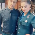 Özlem Balcı Instagram - Seksenler hafta içi her gün Trt1 de tekrarları yayınlanırken hikaye arşivimizden geçen sene bugün sevgili Rıza Komiser ile bir anımız😎🙈🤣 #80’ler
