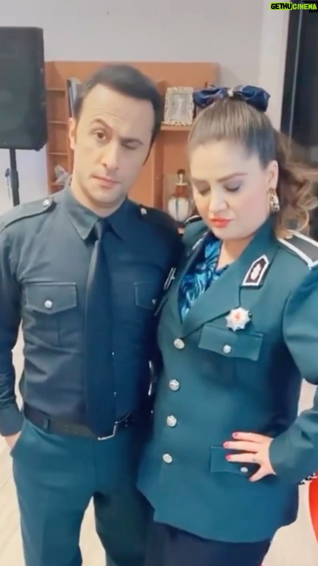 Özlem Balcı Instagram - Seksenler hafta içi her gün Trt1 de tekrarları yayınlanırken hikaye arşivimizden geçen sene bugün sevgili Rıza Komiser ile bir anımız😎🙈🤣 #80’ler