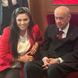 Özlem Balcı Instagram - Her daim izinde… Her zaman emrinde… Var olsun Milliyetçi Hareket Partisi 🇹🇷🇹🇷🇹🇷 @dbdevletbahceli