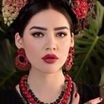 Özlem Balcı Instagram - Frida Kahlo’nun da dediği gibi… “Bir dik duruşun; kaç yenilgi, kaç gözyaşı, kaç kalp ağrısı ettiğini bilemezsiniz.”