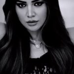 Özlem Balcı Instagram - Garibanlık zordur, sahip çıkanı pek yoktur! Ama garibin sahibi Allah’dır! Gafil, garibanı bilmez, bilse de gör(e)mez…Garibanın sesi kısık, sevdası yitiktir…Samimiyet ve sevgiyle çarpan her kalp esasen gariptir...Ne mutlu zahirde garipken ahirde galip olana…İ.U.Y